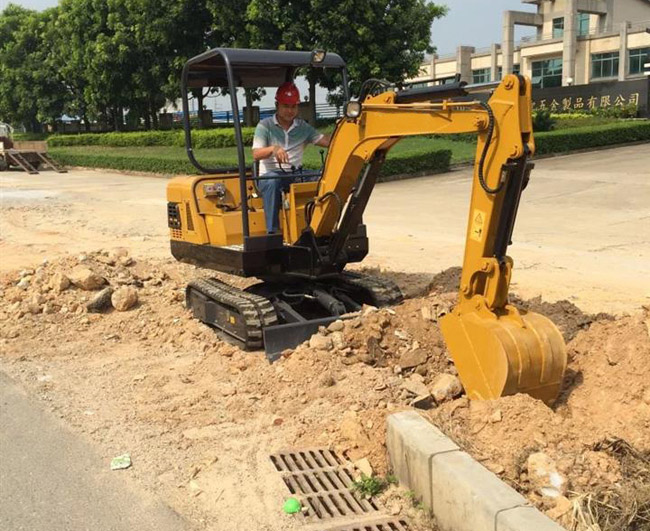 小型挖掘機的操作方法 小型挖掘機的操作方法