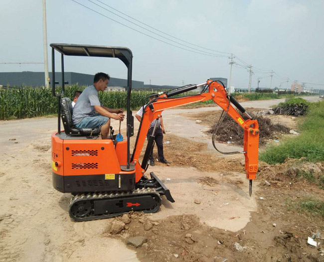 小型挖掘機推土板怎么操作 小型挖掘機推土板怎么操作