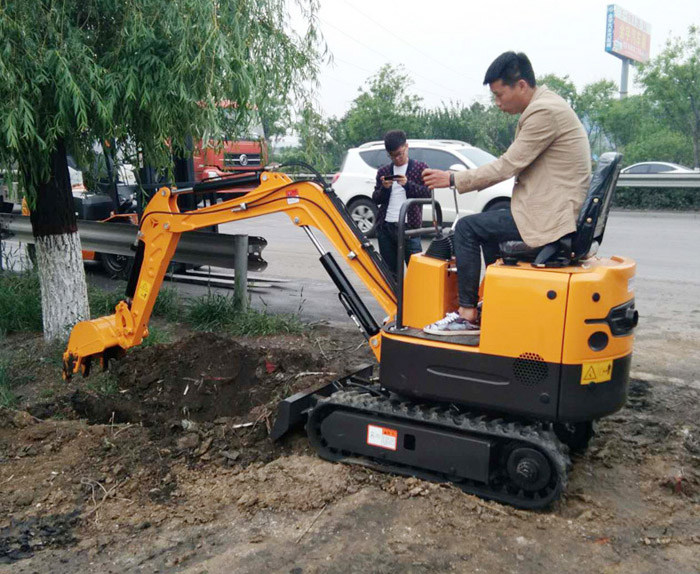 小型挖掘機的操作 小型挖掘機的操作